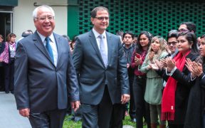 El ingeniero Juan Carlos Liu Yonsen (izquierda) sustituyó como ministro de Energía y Minas de Perú a Francisco Ísmodes Mezzano (derecha). Foto: ministerio de Energía y Minas de Perú