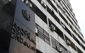 La polémica estuvo en que en la reunión anterior, el BCU decía que su “guía” para las decisiones de tasa de interés era la convergencia de las expectativas de inflación a la meta de entre 3% a 6%.